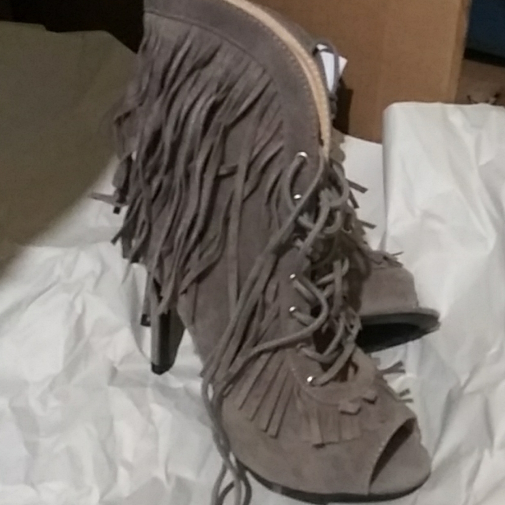 Shoes - Picture 2 of 4